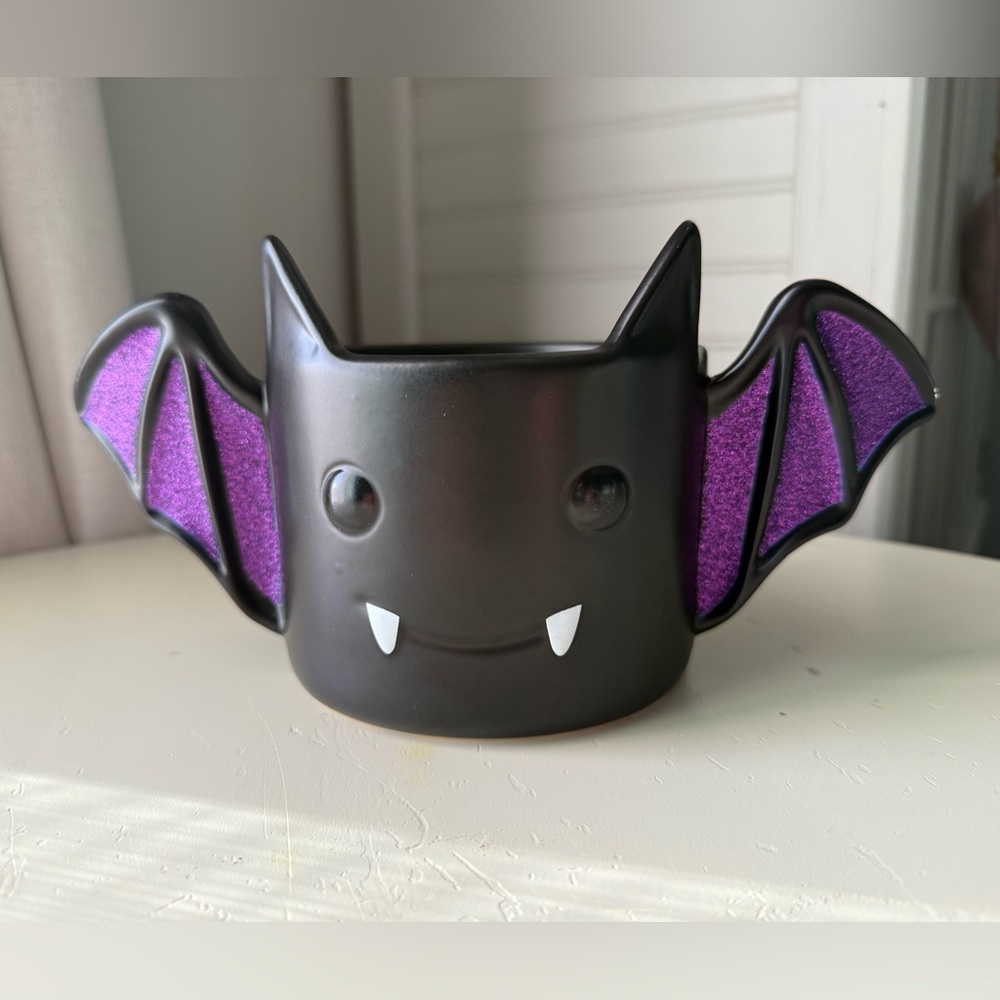 Bath & Body Works
Halloween Bat 3-Wick Candle